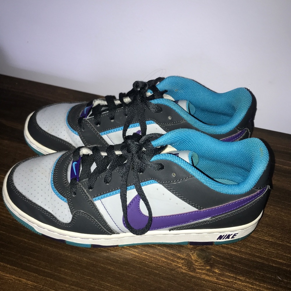 NIKE women’s sneaker size 8